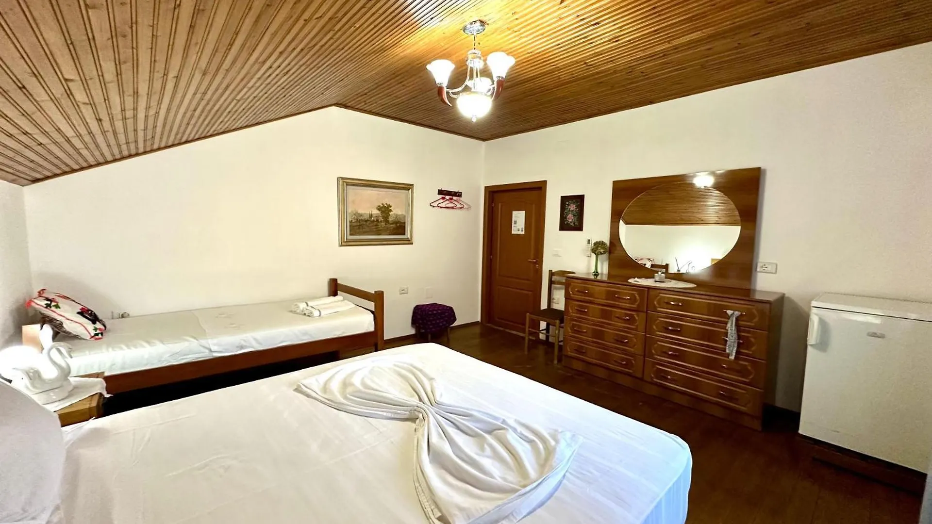 Gasthuis Lakeview Escape Koman Albanië